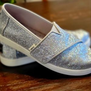 Adorable girls Tom's